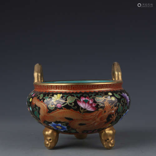 A Qianlong gold painting tripod stove with black ground and pink dragon pattern
