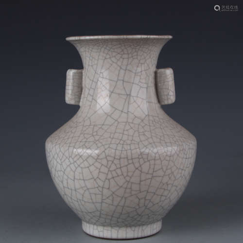 A Glazed double ear bottle of Ge kiln in Qing Dynasty