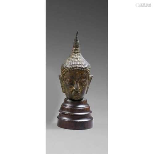 BUDDHA HEAD in lacquered and gilded bronze, depict…