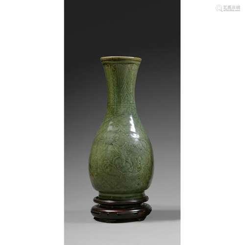 Large porcelain and celadon covered BOUTEILLE VASE…