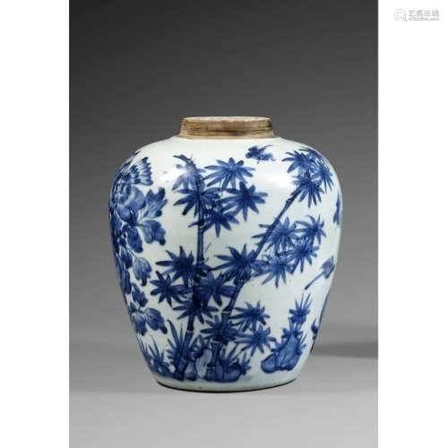 FUSELED PANSE JAR made of white blue porcelain, de…