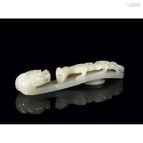 LARGE FIBULA made of white celadonated nephrite ja…