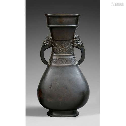 VASE WITH HUEN YEARS in dark bronze patina, the ne…