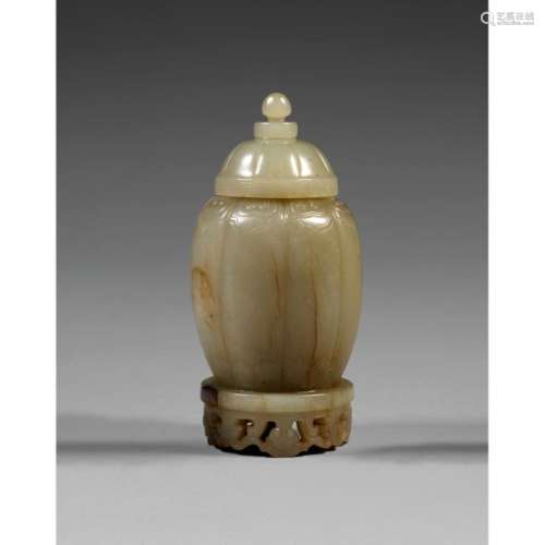 VASE WITH PANS COUVERT made of celadon nephrite ja…