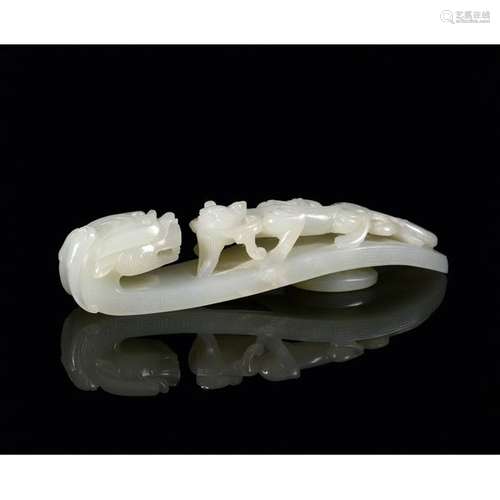 LARGE FIBULA made of white celadonated nephrite ja…