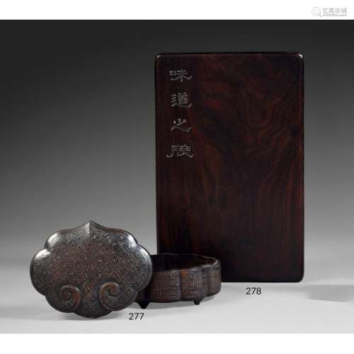 COVERED BOX IN THE SHAPE OF A RUYI HEAD made of na…