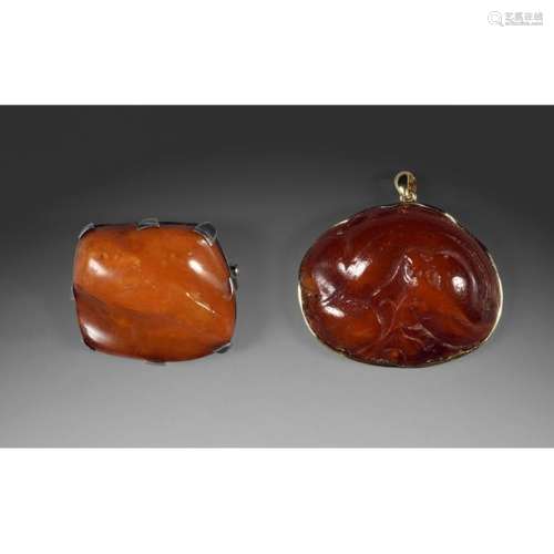 SUITE DE TWO OBJECTS in amber, including an oval p…