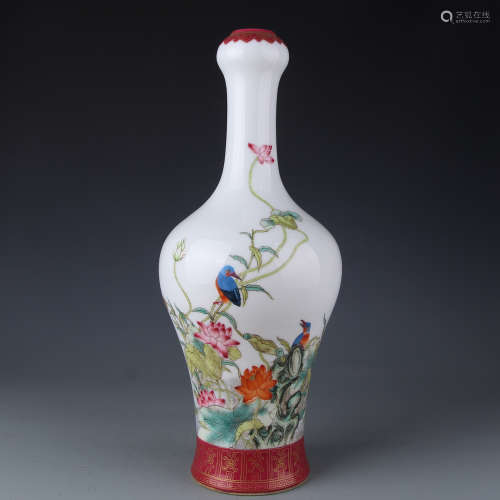 A Qianlong bottle like the head of garlic with pink flower and bird