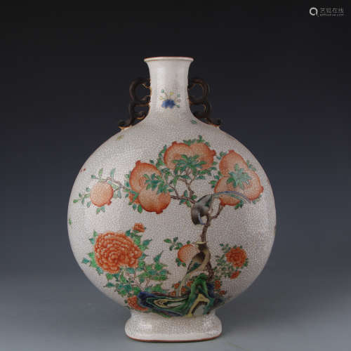 A Kangxi holding moon vase from Ge kilt with peach pattern