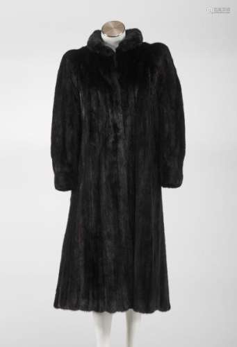Benjamin Fourrures, manteau long en vison foncé - Intérieur en soie noire, [...]
