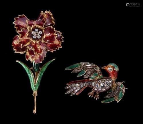 Ensemble de deux broches émaillées, l'une à motif de fleur et l'autre à motif de [...]