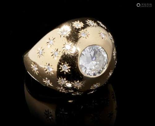 Bague dôme sertie d'un diamant (env. 1,5 ct) et à décor d'étoiles serties de [...]