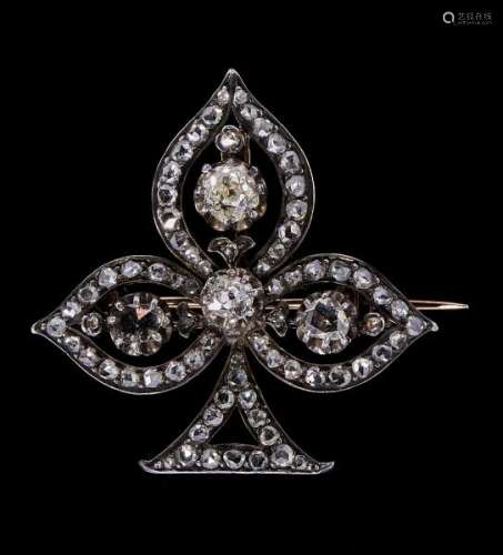 Broche à motif de trèfle stylisé serti de diamants taille ancienne et de roses de [...]