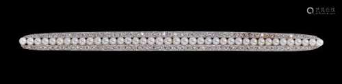 Broche barrette sertie d'une ligne de perles entourées de diamants (env. 2 ct) - Or [...]