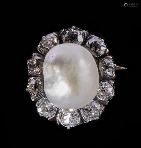 Broche sertie d'une perle mabé probalement fine entourée de diamants taille [...]