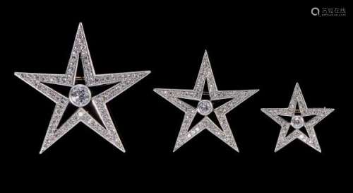 Ensemble de trois étoiles ajourées serties de diamants taille ancienne - Travail [...]