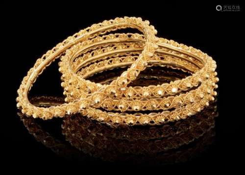 Ensemble de quatre bracelets joncs à décor filigrané - Or 750, D 5,5 cm, 78 g -