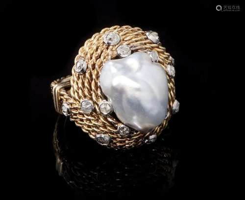 Bague sertie d'une perle baroque entourée de diamants - Or 750, doigt 52-12, 13 g -