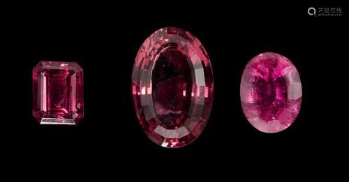 Lot de trois tourmalines roses sur papier, dont deux taille ovale (5,1 ct et 15,7 ct) [...]