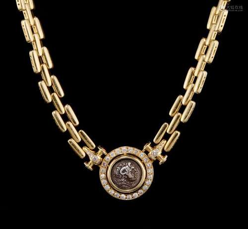 Collier retenant une pièce ancienne entourée de diamants, dans le goût de Bulgari [...]