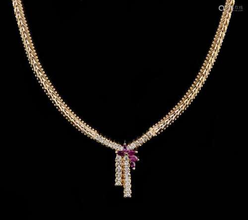 Collier retenant un motif en drapé serti de diamants et de rubis - Or 585, L 42 cm, [...]