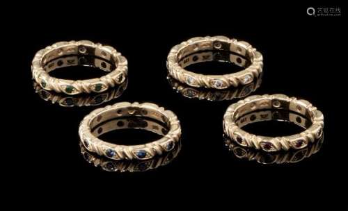 Lot de quatre anneaux sertis chacun de rubis, de saphirs, d'émeraudes et de diamants [...]