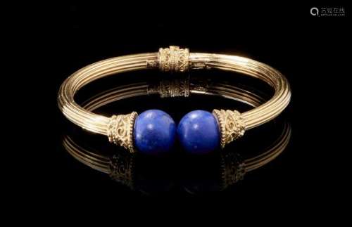Bracelet torque terminé par deux boules de lapis-lazuli - Travail grec, or 750, D [...]