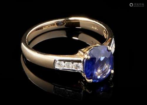 Bague sertie d'un saphir (env. 1,6 ct) épaulé de diamants - Or 750, doigt 52-12, 3 g -