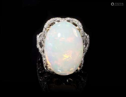 Bague sertie d'une opale ovale taille cabochon sur une monture ajourée pavée de [...]