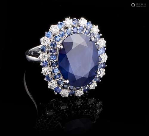 Bague sertie d'un saphir taille ovale (env. 8,5 ct) dans un double entourage de [...]