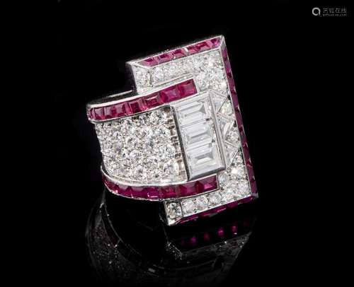 Bague pavée de diamants et centrée de diamants taille rectangle et triangle, [...]