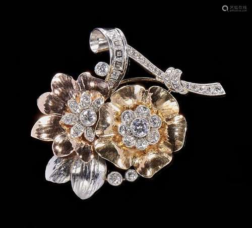 Broche à motif de deux fleurs serties de diamants taille ancienne - Or, or gris et [...]