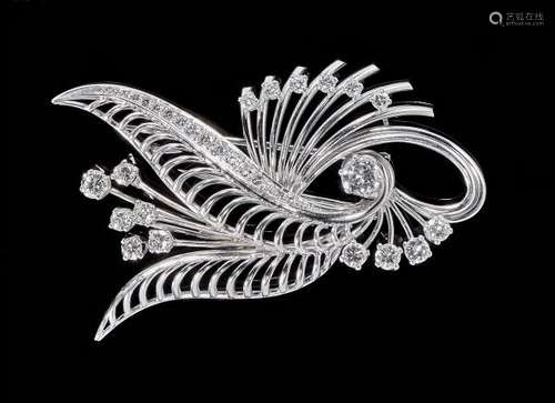 Broche sertie d'un diamant (env. 0,5 ct) entouré de diamants (total env. 1,5 ct) - [...]