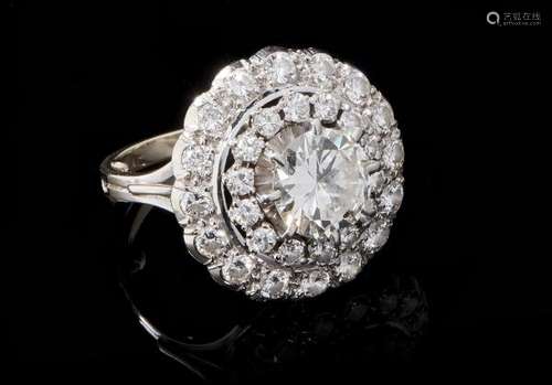 Bague sertie d'un diamant (env. 2,1 ct) dans un double entourage de diamants - [...]