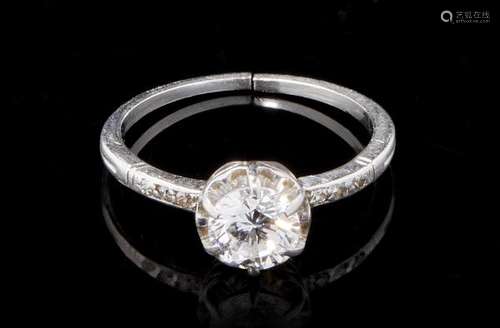 Bague sertie d'un diamant (env. 0,8 ct) sur châton illusion épaulé de diamants - [...]