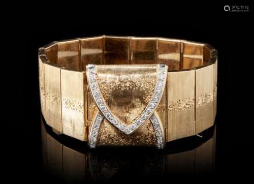 Bracelet ciselé orné d'un fermoir serti de diamant - Or 750, 79 g -