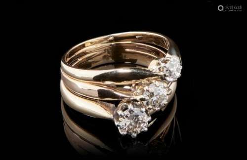 Bague formée de trois anneaux sertis chacun d'un diamant taille ancienne (total env. [...]