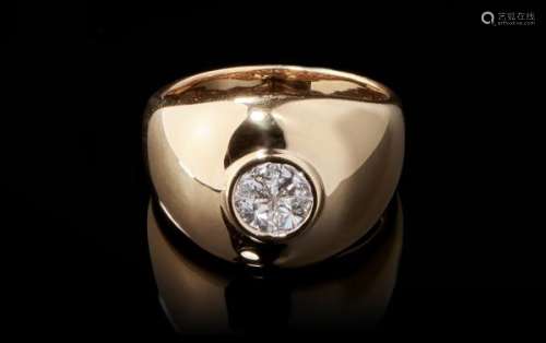 Bague jonc sertie de quatre diamants calibrés donnant l'illusion d'un diamant rond - [...]