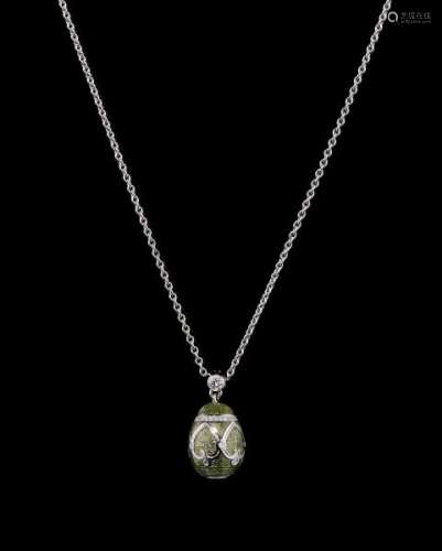 Fabergé, collier retenant un pendentif oeuf émaillé rehaussé de diamants - Or [...]