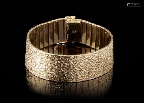 Gübelin, bracelet manchette souple à maille satinée - Or 750, L 20 cm, 76 g -
