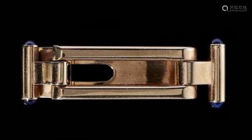 Cartier, clip de cravate serti de saphirs en cabochon - Or bas titre, L 4 cm, 8 g -