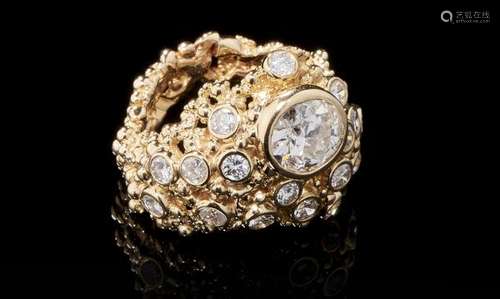 Gilbert Albert, bague sertie d'un diamant taille ancienne entouré de diamants - Or [...]