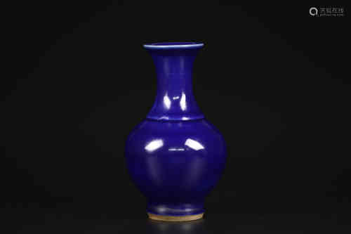 A Blue Glazed Vase Qing dynasty