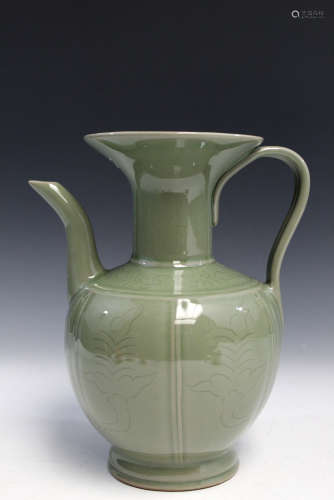 Chinese celadon Yue ware porcelain ewer made by master