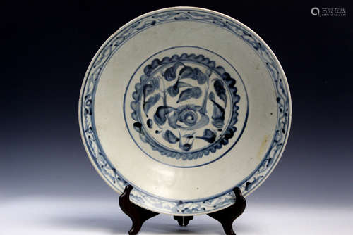 Chinese blue and white porcelain charger, circa 15th