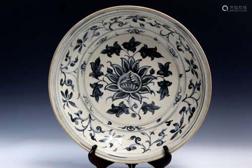 Chinese blue and white porcelain charger, circa 15th