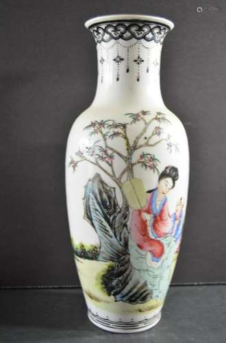 Chinese Antique Famille Rose Porcelain Vase w Mark