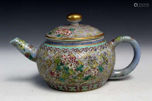 Chinese famille rose porcelain tea pot, Jiaqing mark.