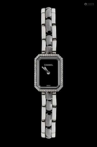 Chanel, Première, montre rectangulaire à quartz sertie de diamants - Cadran noir, [...]