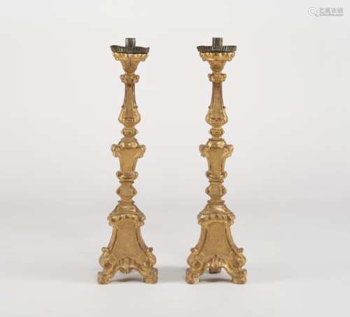 Paire de porte-torchères d'époque Louis XIV - Bois sculpté et doré, piètement [...]